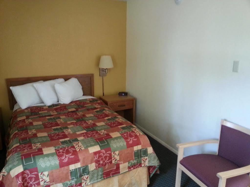 Budget Host Inn ساندسكاي المظهر الخارجي الصورة